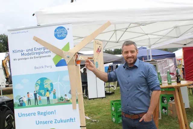 Kurt Leonhartsberger, Geschäftsführer der Klima- und Energiemodellregion (KEM) Bezirk Perg, mit von Schülern gebautem Windrad bei der Strudengauer Messe im August 2025. | Foto: MeinBezirk Perg/Köck