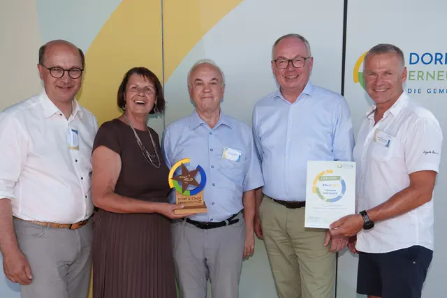 Dorfheld Johann Wachauer aus Gresten (M.) mit Johannes Pressl, Maria Forstner, Stephan Pernkopf und Harald Gnadenberger | Foto: Josef Bollwein/Dorf- und Stadterneuerung Niederösterreich