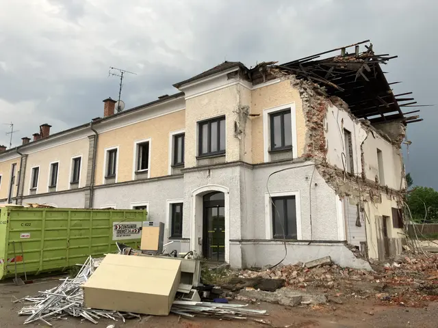 Das Bahnhofsgebäude wird nach und nach abgetragen. | Foto: Stummer