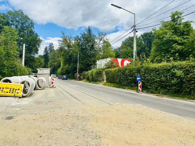 In Graz wird über den Sommer wieder gebaut. Die wohl derzeit meist diskutierte Baustelle befindet sich in der Hilmteichstraße, wo es bald in den zweigleisigen Bimausbau geht. | Foto: MeinBezirk/Andreas Strick