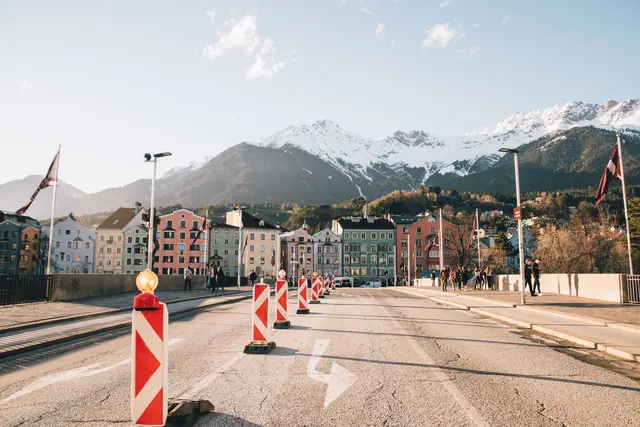 Von 13. bis einschließlich 24. Juli sind sowohl der betroffene Straßenabschnitt als auch die anschließende Innbrücke für den Individualverkehr gesperrt. | Foto: pexels / Alesia Kozik