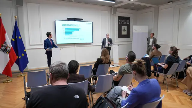 Beim Hitzeschutzgipfel wurde der neue Aktionsplan "Coole Schule" vorgestellt. | Foto: Andreas Pölzl/MeinBezirk