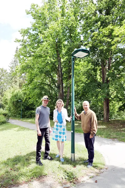 Bürgermeister Johann Zeiner und Vizebürgermeisterin Michaela Haidvogel danken dem Leiter des Maria Enzersdorfer Wirtschaftshofs für die erfolgreiche Umstellung der öffentlichen Beleuchtung in der Südstadt auf LED. | Foto: Marktgemeinde Maria Enzersdorf