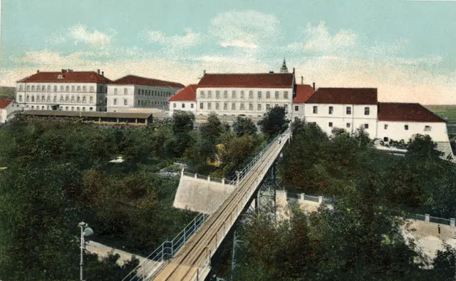 Die ATW-Brücke und im Hintergrund die Gebäude der Austria-Tabak-Fabrik um 1911. | Foto: Museumsverein Fürstenfeld
