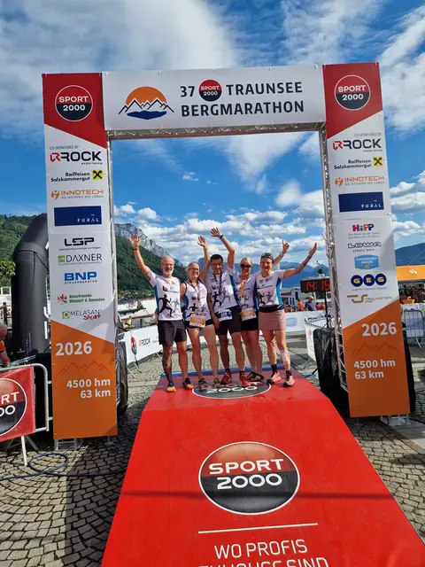 Die Athleten und Athletinnen (in der Mitte Bernhard Birn) der LG Innviertel beim Bergmarathon 2026.  | Foto: LGI