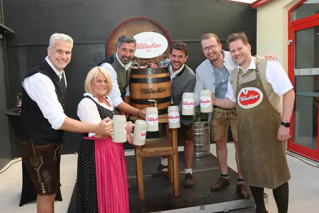 V.l.: Georg Wuzella, Magistratsdirektor, Gerda Sandriesser, Kirchtagsobfrau, Oliver Plieschnig, Brauunion Verkaufsdirektor, Braumeister Lukas Scharf, Pierre Bechler, Stadtmarketing-Geschäftsführer und Großbauer Kurt Maschke | Foto: MeinBezirk/Chiara Kresse