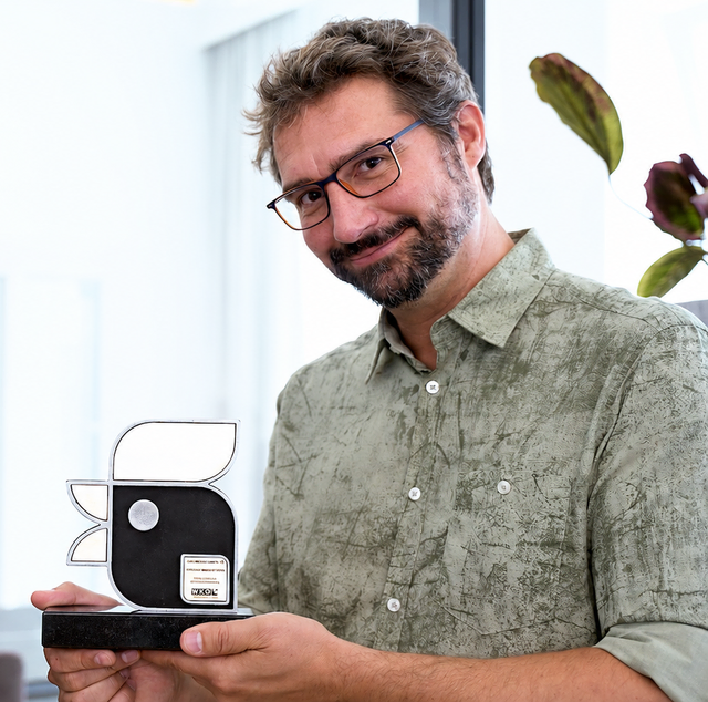 Ulrich Schulz und die Trophäe Goldener Hahn | Foto: SchulzUnd