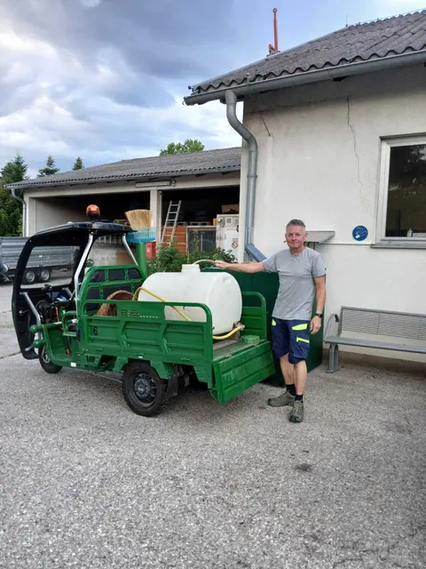 Bauhofmitarbeiter Michael Piringer rückt mit Regenwasser im Tank zum Blumengießen aus. | Foto: Gemeinde Wimpassing