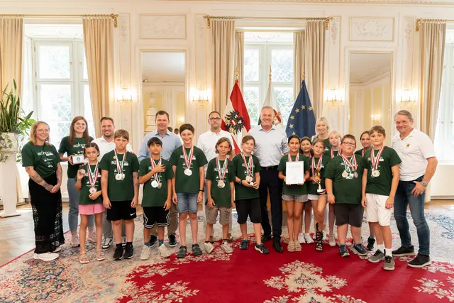Landeshauptmann Mario Kunasek mit den Schülern der 4. Klasse der Volksschule Frauenberg, die das Landesfinale der Kindersicherheitsolympiade „Safety-Tour“ für sich entscheiden konnten. | Foto: Land Steiermark/Binder