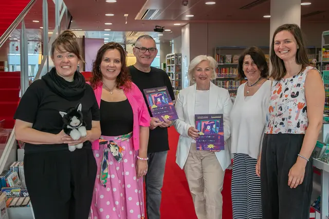 Spannende Geschichten für Kinder gibt es in der zweisprachigen Märchenstunde. Im Bild: (v.l.n.r.: Maud Maren Koch (Kinderbibliothekarin), Marina Razumovskaja (Musikerin), Cazim Lutvija (Muttersprachenlehrer), Andrea Brandner (Sozialstadträtin), Ulrike Stefflbauer (Team Vielfalt), Katharina Bacher (Autorin Leuchtfenster) | Foto: Stadt Salzburg/Anna Pirato
