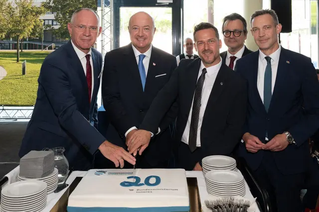 20 Jahre akademische Polizei-Führungsausbildung: (v.l.n.r.) Gerhard Karner, ÖVP-Bundesminister für Inneres; Christian Stocker, ÖVP-Bundeskanzler; Michael Fischer, Leiter Fakultät Sicherheit Fachhochschule Wiener Neustadt; Christian Dusek, Leiter Kollegium Fachhochschule Wiener Neustadt; Philipp Gruber, ÖVP-Stadtrat und Aufsichtsratsvorsitzender der FH Wiener Neustadt. | Foto: BMI Jürgen Makowecz