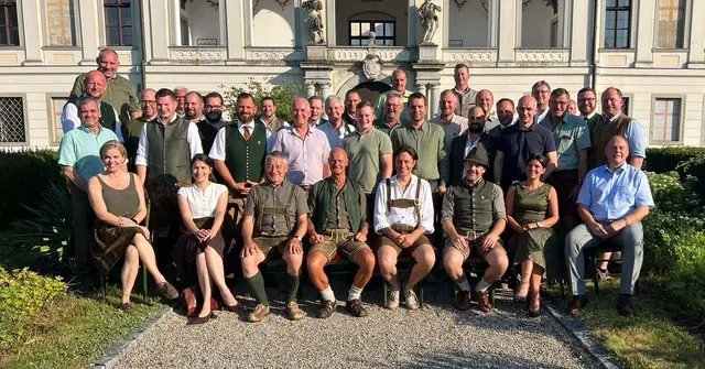 Die Absolventen, Lehrenden, Lehrgangs-Initiator Johann Hackl (vorne 3.v.l) und Landesjägermeister Herbert Sieghartsleitner bei der feierlichen Verleihung der Zertifikate. | Foto: OÖLJV