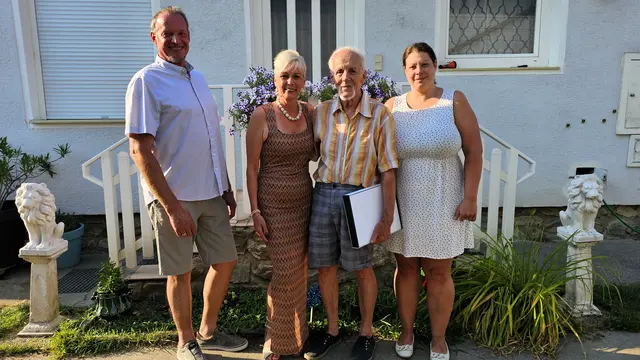 Johann Hinterleitner feierte seinen 80. Geburtstag. Vizebürgermeisterin Birgit Grafl und Gemeindevorstand Roman Krecht überbrachten im Namen der Gemeinde Neutal die Glückwünsche. | Foto: Gemeindeamt Neutal