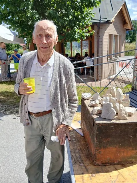 Ein Bewohner des Rotkreuz-Seniorenwohnhauses freute sich schon auf den Bildhauer-Workshop. | Foto: Rotes Kreuz Salzburg
