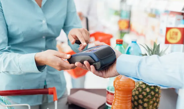 Ältere Frauen im Bezirk Schärding sind derzeit von der steigenden Arbeitslosigkeit am meisten betroffen. Das hat unter anderem mit dem sinkenden Stellenangebot im Handel zu tun.  | Foto: smarterpix/stokkete