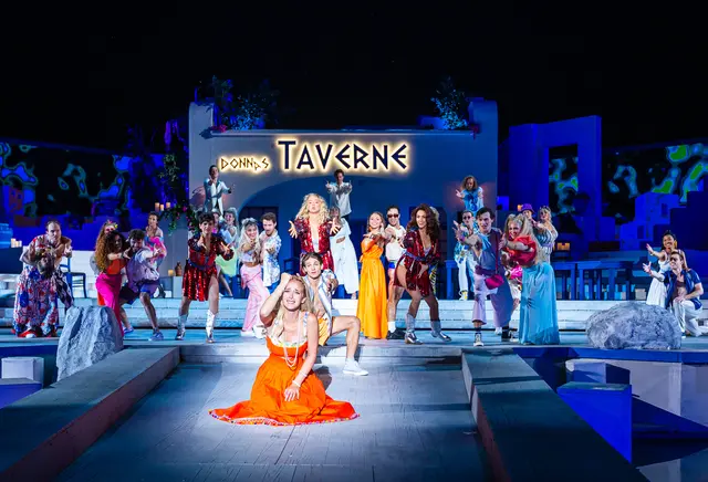 Mehr als 183.000 Besucherinnen und Besuchern machten den Musical-Blockbuster „Mamma Mia!” im Jahr 2023 in Mörbisch zum Hit.  | Foto: Jerzy Bin