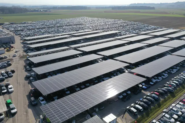 „Sonne tanken für die Zukunft: electrify aus Wolkersdorf setzt mit Österreichs größter Carport-PV-Anlage neue Maßstäbe.“ | Foto: electrify
