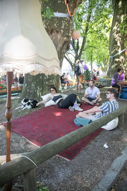 Über einen gelungenen Auftakt darf sich die temporäre Stadtoase am Rot-Kreuz-Parkplatz in der Innenstadt freuen. Gut 1.000 Besucherinnen und Besucher nutzen den neuen Sommerplatz in der Altstadt zum Verweilen.  | Foto: Stadt Salzburg/Anna Pirato