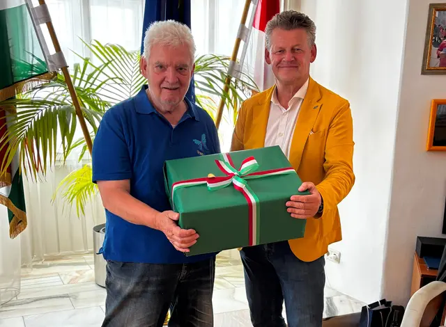 Bürgermeister Christian Scheider gratuliert dem Künstler Max Gangl zum 80. Geburtstag. | Foto:  Büro Bürgermeister Scheider