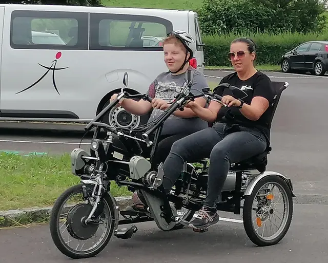 Ein Tandem-Fahrrad ermöglicht Mobilität für Menschen mit Behinderungen. | Foto: Arcus Sozialnetzwerk