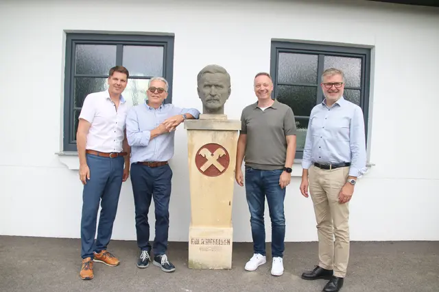 Direktor Andreas Knapp, Obman Leopold Hofbauer-Schmidt, Direktor Adi Feichtinger und Aufsichtsratsvorsitzender Günther Hiermann (von links) mit dem neuen Raiffeisen-Denkmal auf dem Weingut Hofbauer-Schmidt.

