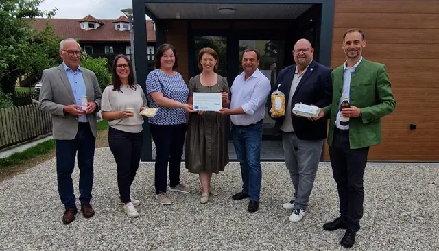 Altbürgermeister Valentin David, Vizebürgermeisterin Nina Wolfgruber, Betreiberin Manuela Kinzl, Landesrätin Michaela Langer-Weninger, Leader-Obmann Albert Troppmair, Bürgermeister Walter Hartl und Leader-Geschäftsführer Florian Reitsammer (v. l. n. r.).
  | Foto: Leader Oberinnviertel-Mattigtal