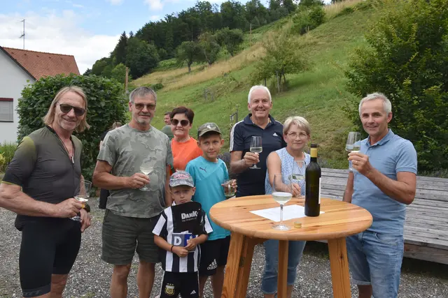 Nachdem die Fahrer St. Johann im Saggautal verließen, gönnten sich die Fans ein Glaserl am "Platzerl für jeden". | Foto: MeinBezirk