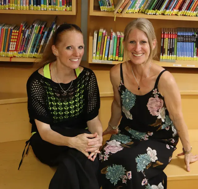 Dr. A.J. Urban mit Claudia Raich, der Leiterin der Bibliothek Haiming, nach dem sehr gut besuchten Vortrag.  | Foto: Tatschl