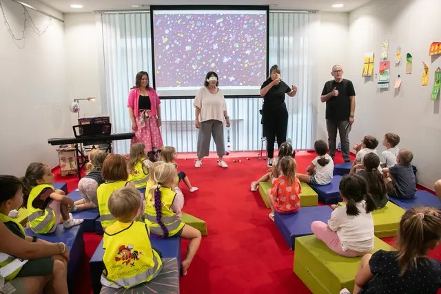 Spannende Geschichten für Kinder gibt es in der zweisprachigen Märchenstunde.  | Foto: Stadt Salzburg/Anna Pirato