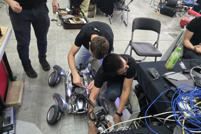 Programmieren, schrauben und zerlegen: Die Aufgaben beim RoboCup waren für das Team der FH Wels groß. | Foto: FH OÖ