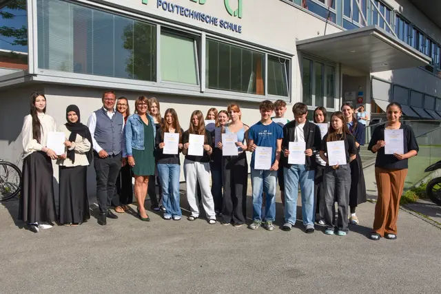 Bürgermeister Christian Haberhauer (3.v.l.) und Stadträtin Elisabeth Asanger (5.v.l.) mit der Direktiorin-Stvin. Sabine Haneder (4.v.l.) und den Teilnehmer:innen der P3 + P4 der Polytechnischen Schule Amstetten | Foto: Stadt Amstetten