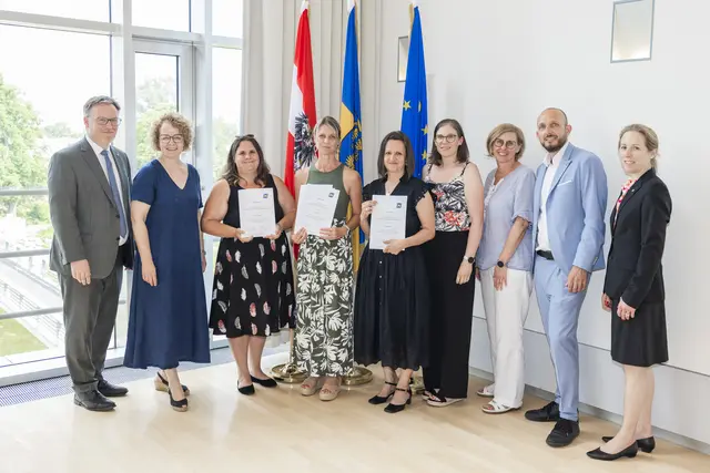 Abteilungsleiter Helmuth Sturm, Landesrätin Christiane Teschl-Hofmeister, die Absolventinnen Catarina Träger, Nicole Pomassl und Monika Bayer, Kindergarteninspektorin Michaela Landgesell, Fachgebietsleiterin Silvia Forstner, LPV-Obmann-Stv. Michael Filz, Abteilungsleiter-Stv. Nora Wicke | Foto: Nimo Zimmerhackl