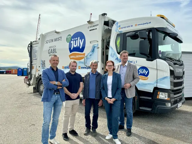 Franz Neuwirth (Standortleiter Abfallservice Jüly), Matthias Jüly (Abfallservice Jüly), Christian Mynha (CEO GABL), Gabriele Jüly (CEO Abfallservice Jüly), Jürgen Maschl (CEO Gemeindeverband für Abfallwirtschaft im Raum Schwechat)  | Foto: Michalka