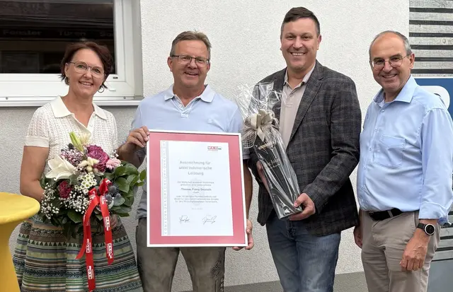 Andreas Schlemmer (r.) und Werner Wild (2. v. r.) gratulierten Familie Deutsch.  | Foto: WKO