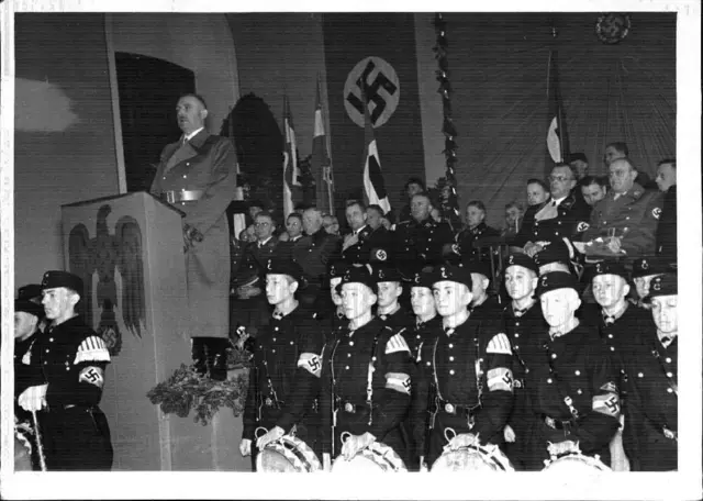 Das Foto, welches in der Öserreichischen Nationalbibliothek aufliegt, zeigt Minister Rust bei seiner Ansprache anlässlich der Gründung der ersten Nationalpolitischen Erziehungsanstalt (NPEA, oft NAPOLAs genannt) auf österreichischem Boden, Wien, 13.3.1939. | Foto: ÖNB, Bildarchiv und Grafiksammlung