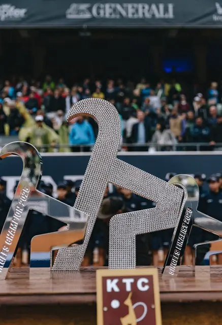 Die mit Swarovski-Steinen besetzte Gamstrophäe wird heuer erstmals auch an die Damen-Siegerin des WTA-125-Turniers vergeben. | Foto: Mia Knoll