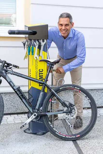 Mehr Luft im Reifen mit der neuen Rad-Service-Station, im Bild GR Michael Horak. | Foto: Christian Husar / Leobersdorf JETZT
