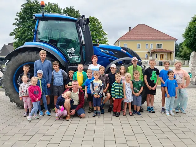 Christof Füsselberger, Julia Ehebruster (H&amp;P Stone) vorne „Reiseleiter“ Stefan Panstingl mit Tochter Nele und Ferienkindern | Foto: Stefan Panstingl