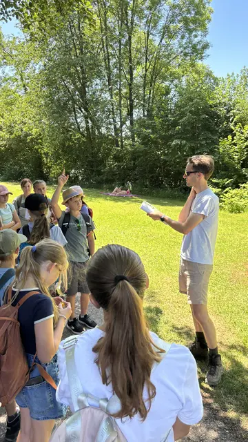 Samuel Auer erklärt den Schülern die verschiedenen Flusskrebsarten. | Foto: Naturpark Attersee-Traunsee