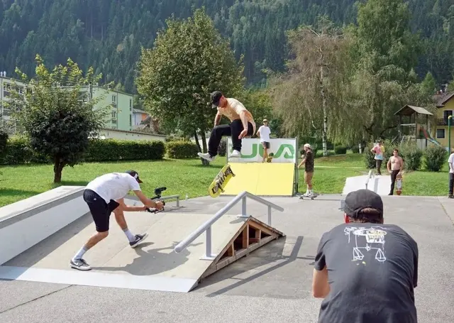 Der Skatepark ist Treffpunkt für Skateboarder, BMX-Fahrer und Inlineskater und bietet ideale Bedingungen für sportliche Herausforderungen. | Foto: Maria Altstätter