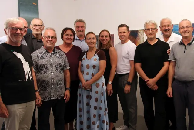 Erfolgreiche Vernissage mit (von links) Raimund Grilc, Arthur Ottowitz, Norbert Klavora, Helmut Blažej, Lisa Lobnik, Franz Josef Smrtnik, Vivijana Kljun, Manuela Lobnik, Patrick Skubel, Andreas Jerlich, Hermann Srienz und Robert Preglav
 | Foto: Zdravko Haderlap