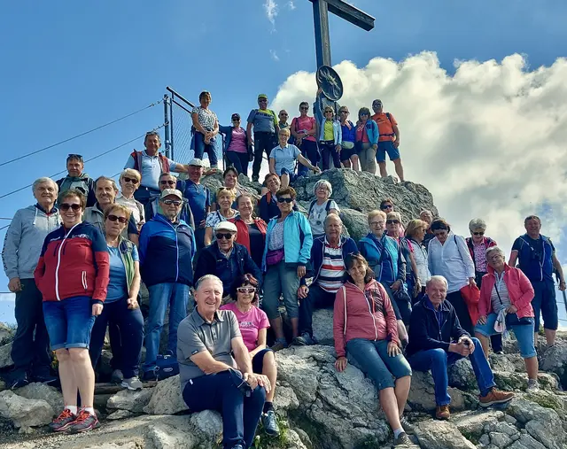 Die Wandergruppe genießt den 400 Gipfel-Panoramablick am Nebelhorn (2.224 m), mit SB-Obmann Hannes Herndl (sitzend r.), Wanderführer Willi Kaltenbrunner (r.) und Reiseleiterin Regina Wieser (2.v.l.). | Foto: Seniorenbund Windischgarsten