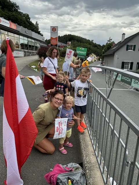 Junge Fans: Mama Julia Strohmaier mit Emila und Jonas | Foto: MeinBezirk