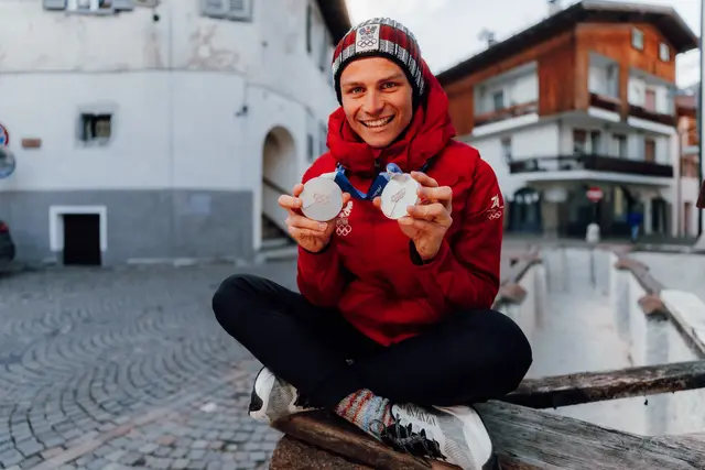 Beste Laune bei Johannes beim Footshooting mit seinen Medaillen der Olympischen Winterspiele 2026. | Foto: ÖOC/JFK