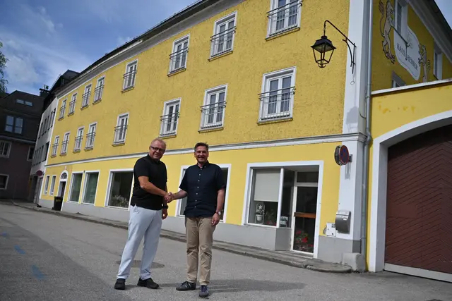 Christian Albert, Geschäftsführer der Lebenshilfe Niederösterreich und  Bürgermeister Werner Krammer (v.l.) vor dem Rennerhaus, wo der künftige  Standort der Lebenshilfe in Waidhofen an der Ybbs geplant ist. | Foto: Stadt Waidhofen a/d Ybbs