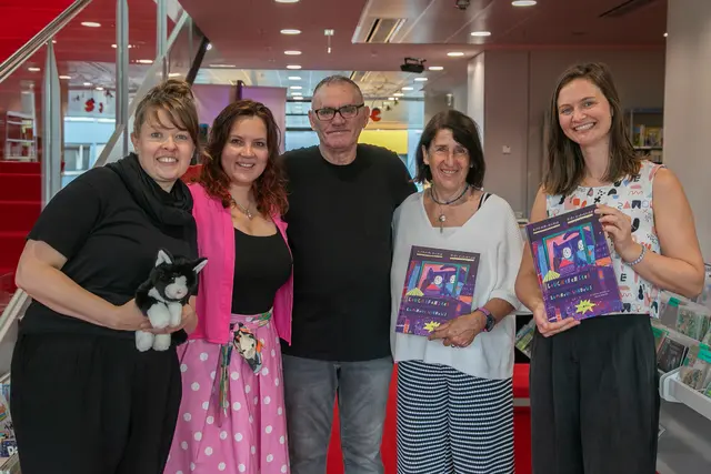 Spannende Geschichten für Kinder gibt es in der zweisprachigen Märchenstunde. Im Bild: (v.l.n.r.: Maud Maren Koch (Kinderbibliothekarin), Marina Razumovskaja (Musikerin), Cazim Lutvija (Muttersprachenlehrer), Ulrike Stefflbauer (Team Vielfalt), Katharina Bacher (Autorin Leuchtfenster) | Foto: Stadt Salzburg/Anna Pirato