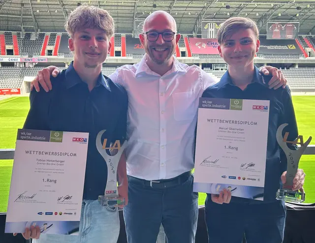 Tobias Hinterberger (Greiner Bio-One, Kremsmünster), Stefan Strassmeir (Lehrlingsausbildner Greiner Bio-One) und Marcel Oberreiter von Greiner Bio-One, Rainbach (v.li.). | Foto: Greiner