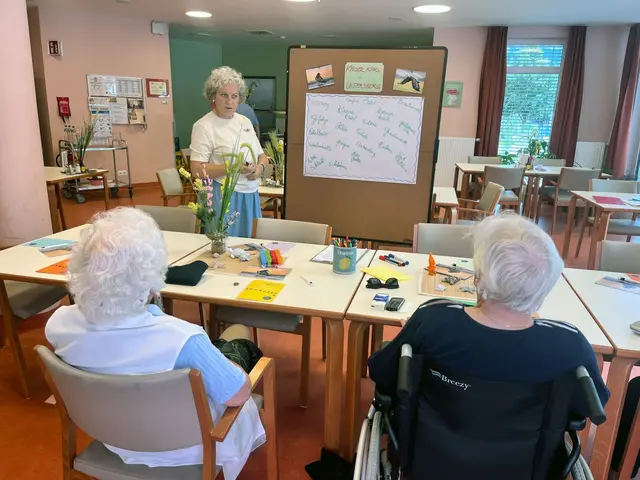 Evelyn Hesch führte die Teilnehmer:innen im Rahmen des Schreib-Workshops in einen reflektierenden Schreibprozess. | Foto: Rotes Kreuz Salzburg