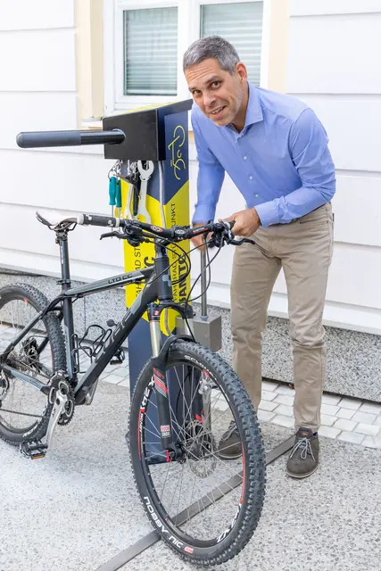 Die Rad-Service-Station befindet sich direkt vorm Rathaus und steht Radfahrerinnen und Radfahrern kostenlos zur Verfügung. | Foto: Christian Husar / Leobersdorf JETZT