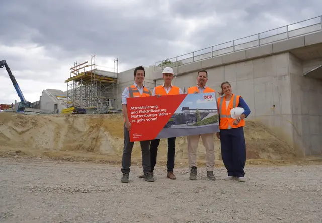 Das ÖBB-Projektleiterteam informierte über den Status quo am Bahnhof in Neudörfl. | Foto: MeinBezirk/Barbara Babonitsch-Diewald